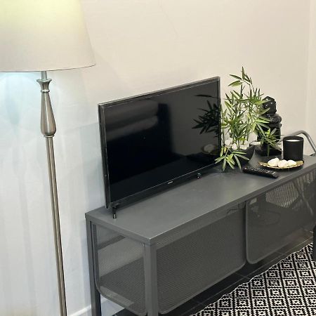 Modern Flat In Central Egham By Windsor Castle, Staines-Upon-Thames And Heathrow Airport Bagian luar foto