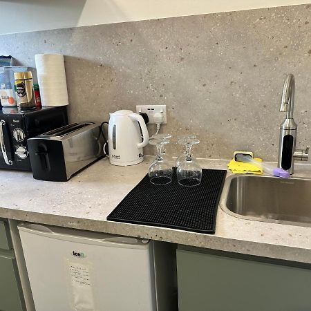 Modern Flat In Central Egham By Windsor Castle, Staines-Upon-Thames And Heathrow Airport Bagian luar foto