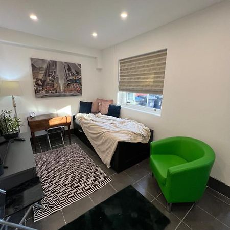 Modern Flat In Central Egham By Windsor Castle, Staines-Upon-Thames And Heathrow Airport Bagian luar foto