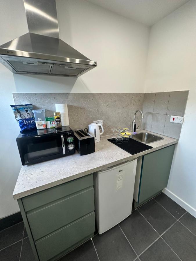 Modern Flat In Central Egham By Windsor Castle, Staines-Upon-Thames And Heathrow Airport Bagian luar foto