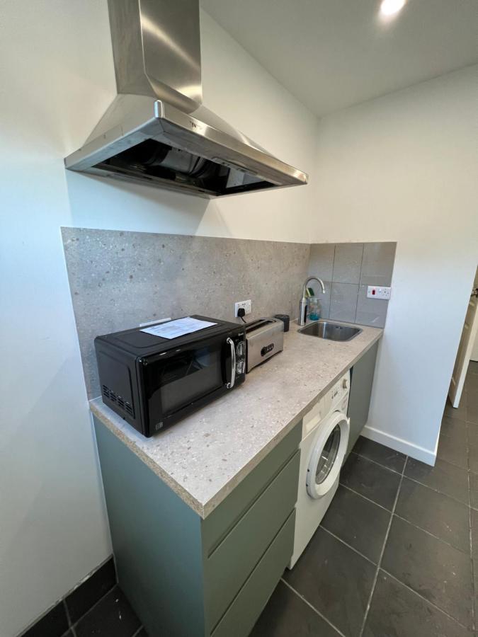 Modern Flat In Central Egham By Windsor Castle, Staines-Upon-Thames And Heathrow Airport Bagian luar foto