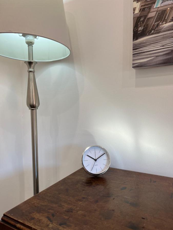 Modern Flat In Central Egham By Windsor Castle, Staines-Upon-Thames And Heathrow Airport Bagian luar foto