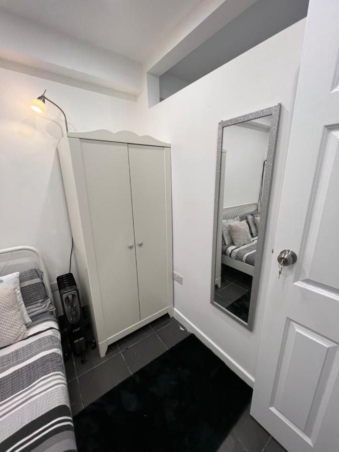Modern Flat In Central Egham By Windsor Castle, Staines-Upon-Thames And Heathrow Airport Bagian luar foto