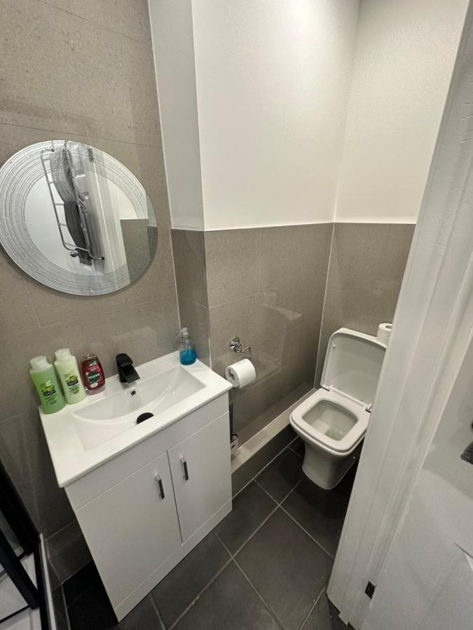 Modern Flat In Central Egham By Windsor Castle, Staines-Upon-Thames And Heathrow Airport Bagian luar foto