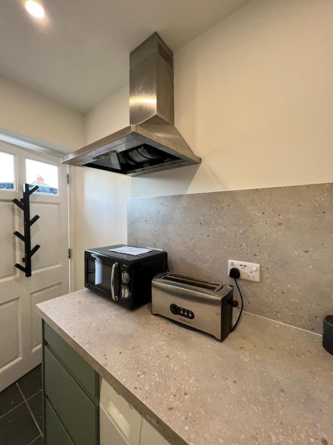 Modern Flat In Central Egham By Windsor Castle, Staines-Upon-Thames And Heathrow Airport Bagian luar foto
