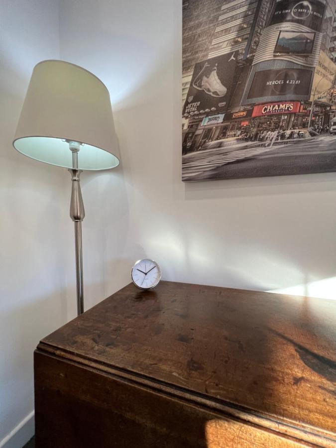 Modern Flat In Central Egham By Windsor Castle, Staines-Upon-Thames And Heathrow Airport Bagian luar foto