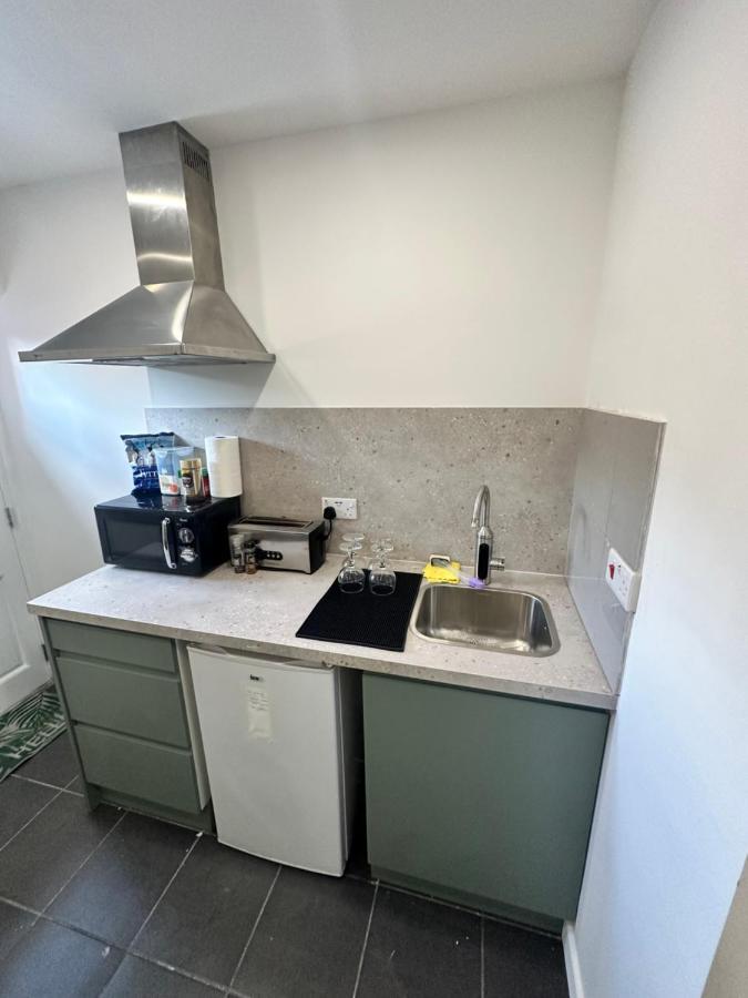 Modern Flat In Central Egham By Windsor Castle, Staines-Upon-Thames And Heathrow Airport Bagian luar foto