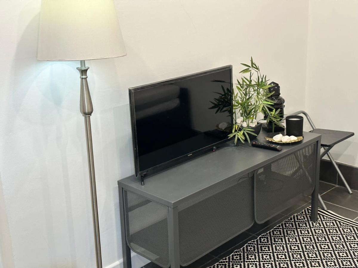Modern Flat In Central Egham By Windsor Castle, Staines-Upon-Thames And Heathrow Airport Bagian luar foto