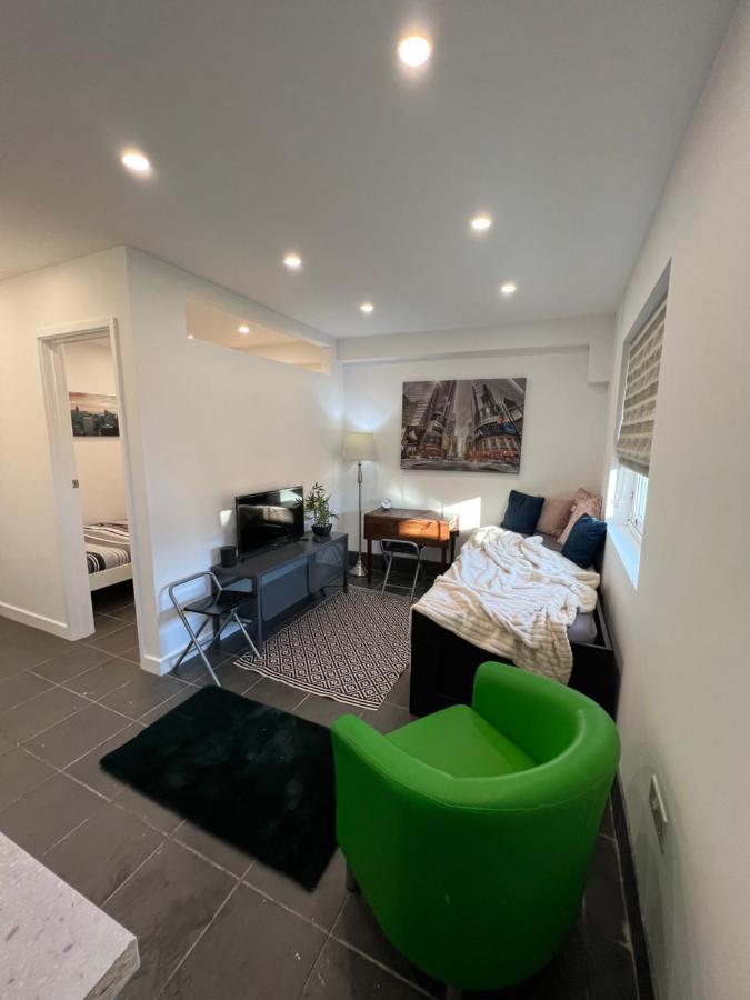 Modern Flat In Central Egham By Windsor Castle, Staines-Upon-Thames And Heathrow Airport Bagian luar foto