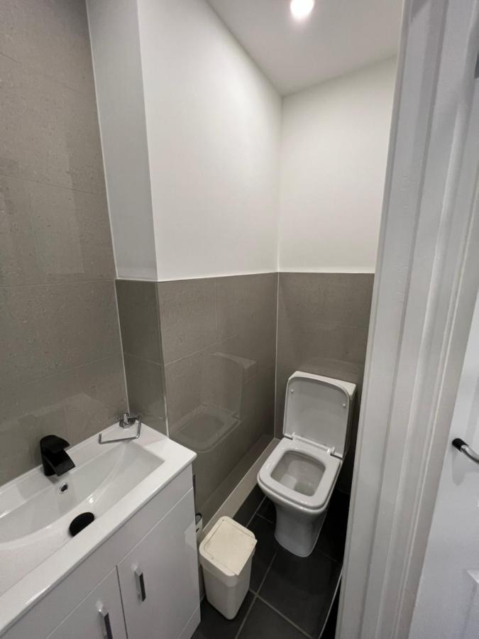 Modern Flat In Central Egham By Windsor Castle, Staines-Upon-Thames And Heathrow Airport Bagian luar foto