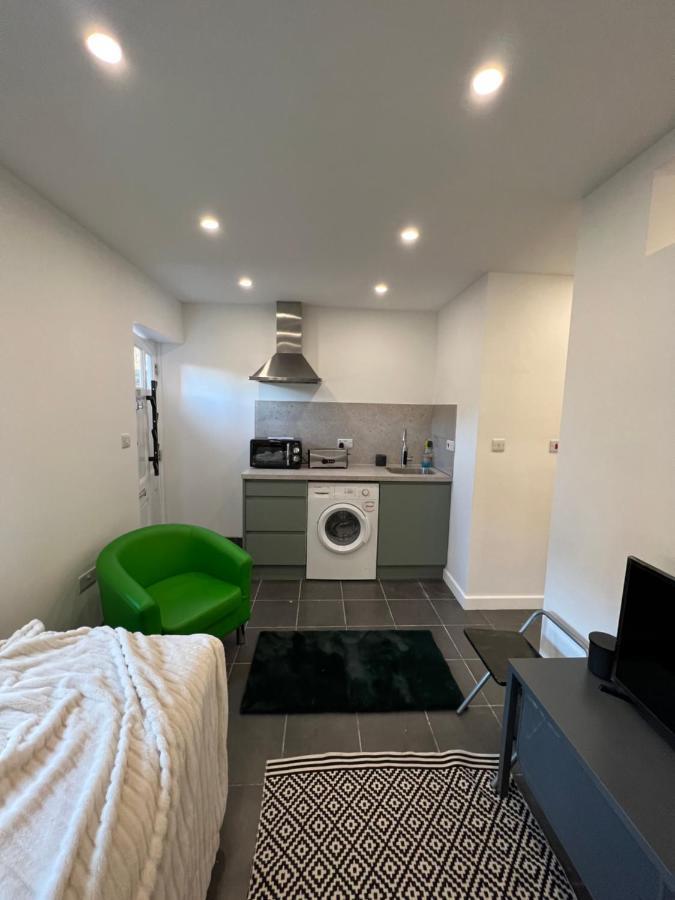 Modern Flat In Central Egham By Windsor Castle, Staines-Upon-Thames And Heathrow Airport Bagian luar foto