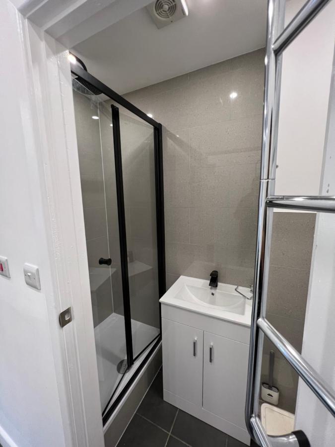 Modern Flat In Central Egham By Windsor Castle, Staines-Upon-Thames And Heathrow Airport Bagian luar foto