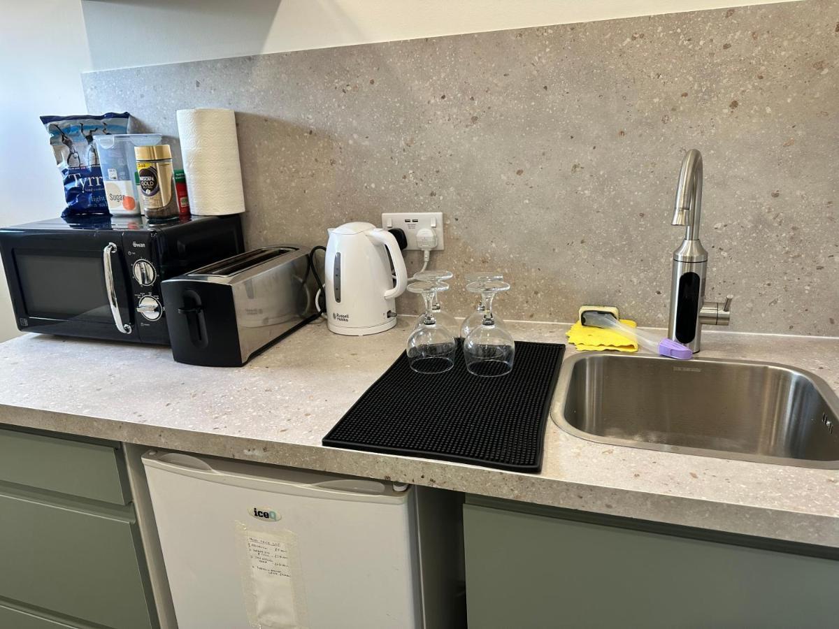 Modern Flat In Central Egham By Windsor Castle, Staines-Upon-Thames And Heathrow Airport Bagian luar foto