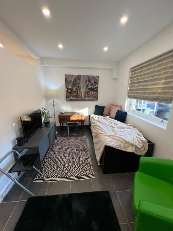 Modern Flat In Central Egham By Windsor Castle, Staines-Upon-Thames And Heathrow Airport Bagian luar foto