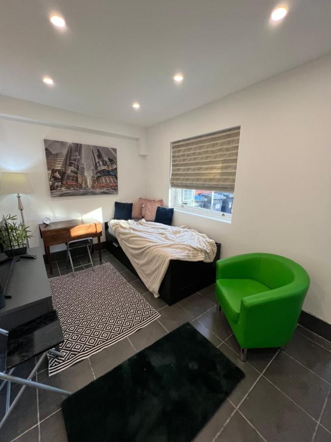 Modern Flat In Central Egham By Windsor Castle, Staines-Upon-Thames And Heathrow Airport Bagian luar foto