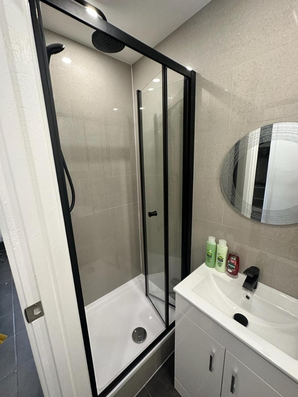 Modern Flat In Central Egham By Windsor Castle, Staines-Upon-Thames And Heathrow Airport Bagian luar foto